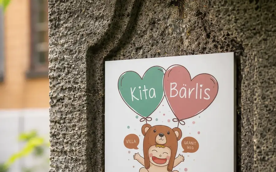 Schild der Kita Bärlis am Granitweg 6 in Zürich Oberstrass