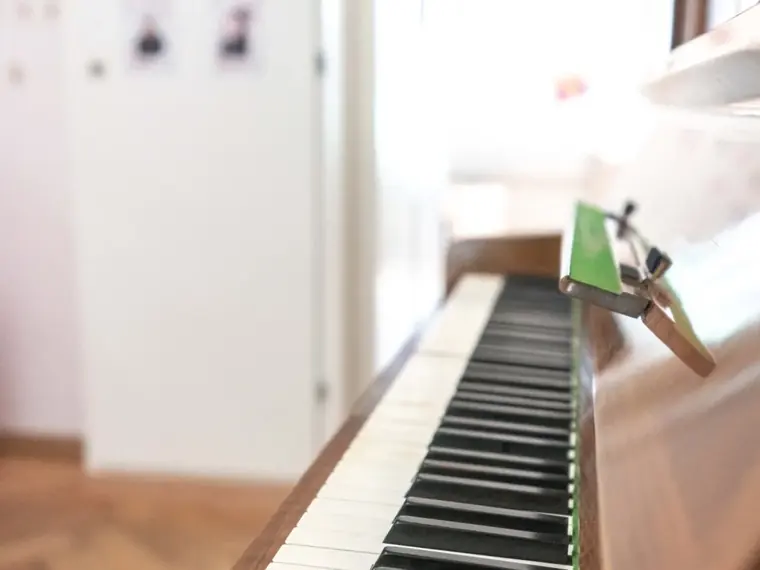 Klavier im Musikbereich der Villa Bärlis in Zürich Unterstrass